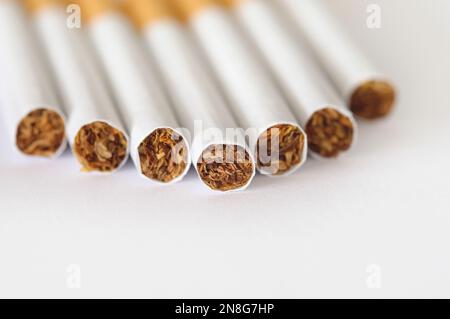 Primo piano di sigarette e tabacco su sfondo bianco Foto Stock