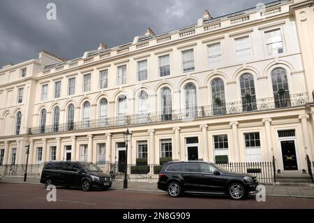 Esterno in stucco di case a schiera georgiane con appartamenti, Park Square East Terrace, Regent's Park, Londra NW1, Inghilterra, Regno Unito. Architetto: John Nash Foto Stock