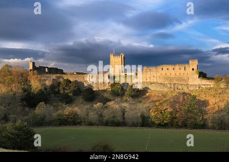 Una vista del Castello di Richmond, 1070, uno degli esempi meglio conservati di un antico castello normanno in Inghilterra. Richmondshire, North Yorkshire, Regno Unito. Castelli Foto Stock