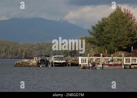 Il lago più grande dell'NH si trova a nord nella regione dei laghi, appena sotto le White Mountains. Era un luogo estivo per la seconda casa Foto Stock