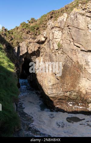 onde tra le rocce sulla costa delle asturie nel nord della spagna Foto Stock