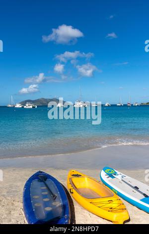 Kayak sulla spiaggia, cane Garden Bay, Tortola, le Isole Vergini Britanniche (BVI), piccole Antille, Caraibi Foto Stock