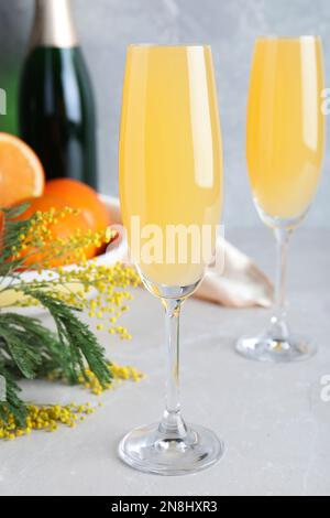 Bicchieri di cocktail Mimosa su un tavolo leggero Foto Stock