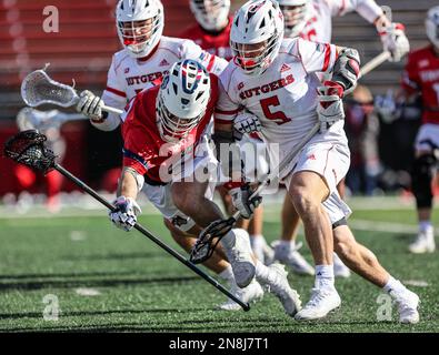 11 febbraio 2023: Rutgers Attack Ross Scott (5) cerca di controllare il difensore di Stony Brook Michael Sabella (42) fuori dalla palla durante un gioco di Lacrosse da uomo NCAA tra i SeaWolves di Stony Brook e i Cavalieri Scarlet Rutgers allo SHI Stadium di Piscataway, N.J. Mike Langish/Cal Sport Media. Foto Stock