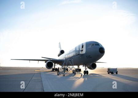 NEGLI STATI UNITI Air Force KC-10 Extender si trova sulla linea di volo presso la base dell'aeronautica militare Travis, California, 8 febbraio 2023. Gli squadroni di rifornimento dell'aria 6th e 9th si sono addestrati insieme agli Airmen dall'ala di mobilità dell'aria 305th alla base congiunta McGuire-Dix-Lakehurst, New Jersey, e dall'ala di rifornimento dell'aria 22nd a McConnell AFB, Kansas, a sostegno degli Stati Uniti Air Force Ready Airman Training e iniziative di generazione della forza. (STATI UNITI Air Force foto di Senior Airman Alexander Merchak) Foto Stock