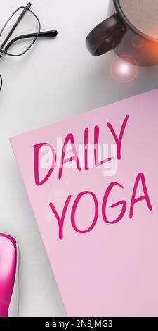 Scrittura con testo Daily Yoga. Parola scritta su serie di allenamenti Yoga per addestrare diverse parti del corpo Foto Stock