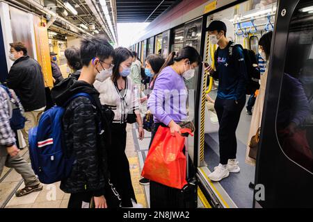 Hong Kong, Cina. 11th Feb, 2023. Persone con valigie e treno in corsa alla stazione di Sheung Shui. La gente poteva passare dalla Cina continentale a Hong Kong da lunedì, la prima volta in tre anni che tutti i posti di controllo di frontiera sono stati riaperti completamente senza restrizioni COVID-19. (Credit Image: © Keith Tsuji/ZUMA Press Wire) SOLO PER USO EDITORIALE! Non per USO commerciale! Foto Stock