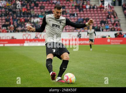 11 febbraio 2023, MEWA Arena, Magonza, GER, 1.FBL, 1.FSV FSV FSV Mainz 05 vs FC Augsburg, le normative DFL vietano qualsiasi uso di fotografie come sequenze di immagini e/o quasi-video. Nella foto Mergim Berisha (Augusta) Foto Stock