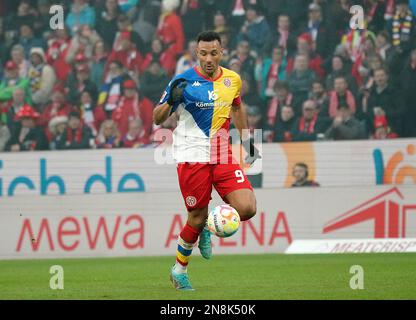 11 febbraio 2023, MEWA Arena, Magonza, GER, 1.FBL, 1.FSV FSV FSV Mainz 05 vs FC Augsburg, le normative DFL vietano qualsiasi uso di fotografie come sequenze di immagini e/o quasi-video. Nella foto Karim Onisiwo (Magonza) Foto Stock