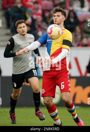 11 febbraio 2023, MEWA Arena, Magonza, GER, 1.FBL, 1.FSV FSV FSV Mainz 05 vs FC Augsburg, le normative DFL vietano qualsiasi uso di fotografie come sequenze di immagini e/o quasi-video. Nella foto Anton Stach (Magonza) Foto Stock