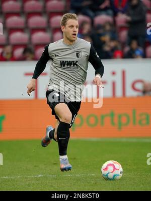 11 febbraio 2023, MEWA Arena, Magonza, GER, 1.FBL, 1.FSV FSV FSV Mainz 05 vs FC Augsburg, le normative DFL vietano qualsiasi uso di fotografie come sequenze di immagini e/o quasi-video. Nella foto Arne Maier (Augusta) Foto Stock