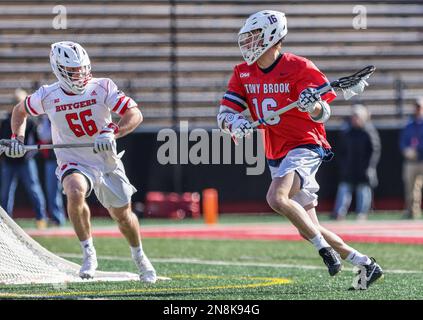 11 febbraio 2023: Stony Brook Attack Noah Armitage (16) si muove in rete durante una partita di Lacrosse degli uomini NCAA tra i SeaWolves di Stony Brook e i Cavalieri Scarlet Rutgers allo SHI Stadium di Piscataway, N.J. Mike Langish/Cal Sport Media. Foto Stock