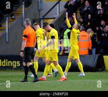 Pirelli Stadium, Burton, Staffordshire, Regno Unito. 11th Feb, 2023. League One Football, Burton Albion contro Exeter City; Sam Winnall di Burton festeggia la vittoria nel 84th minuti di Credit: Action Plus Sports/Alamy Live News Foto Stock