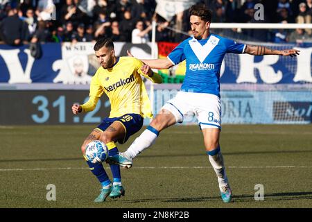 Brescia, Italia. 11th Feb, 2023. Shady Oukhadda (Modena) ed Emanuele Ndoj (Brescia) durante Brescia Calcio vs Modena FC, Campionato Italiano di calcio Serie B a Brescia, Italia, Febbraio 11 2023 Credit: Independent Photo Agency/Alamy Live News Foto Stock