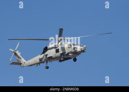 Un elicottero Sikorsky MH-60R Seahawk con US Navy Helicopter Maritime Strike Squadron (HSM-51, The War Lords) in volo da NAF Atsugi, Giappone Foto Stock