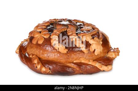 Korovai isolato su bianco. Pane ucraino e sale accogliente tradizione Foto Stock