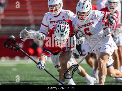 11 febbraio 2023: Rutgers Attack Ross Scott (5) controlla la palla lontano dal difensore di Stony Brook Michael Sabella (42) durante un gioco di Lacrosse da uomo NCAA tra i SeaWolves di Stony Brook e i Cavalieri Scarlet Rutgers allo SHI Stadium di Piscataway, N.J. Mike Langish/Cal Sport Media. Foto Stock