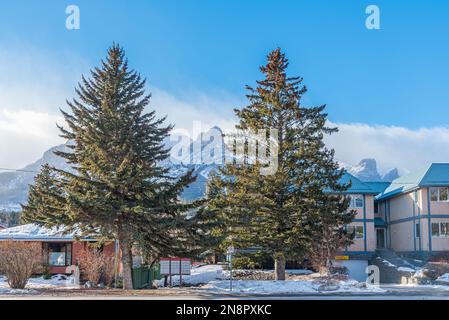 Per le strade di Canmore nelle Montagne Rocciose, Alberta, Canada Foto Stock