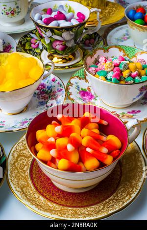 Il mais delle caramelle nella tazza del tè Foto Stock