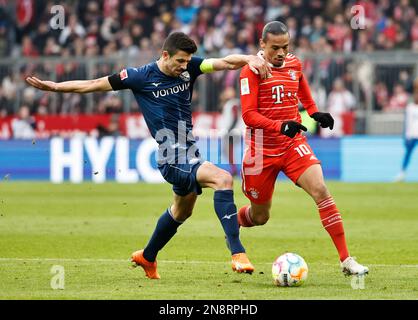 Muenchen, Germania. 11th Feb, 2023. Leroy sane (R) del Bayern Munich vies con Anthony Losilla di Bochum durante la partita della Bundesliga tedesca tra Bayern Munich e VfL Bochum 1848 a Monaco di Baviera, Germania, 11 febbraio 2023. Credit: Philippe Ruiz/Xinhua/Alamy Live News Foto Stock