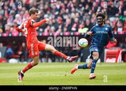 Muenchen, Germania. 11th Feb, 2023. Thomas Mueller (L) del Bayern Munich vies con Saidy Janko di Bochum durante la partita della Bundesliga tedesca tra Bayern Munich e VfL Bochum 1848 a Monaco di Baviera, Germania, 11 febbraio 2023. Credit: Philippe Ruiz/Xinhua/Alamy Live News Foto Stock