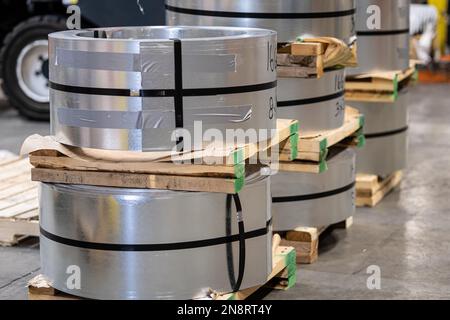 Pile di acciaio Stud in metallo per la fabbrica di tetti in metallo Foto Stock