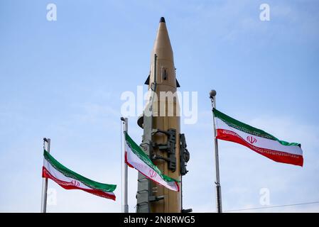 Teheran, Teheran, Iran. 11th Feb, 2023. I missili costruiti a livello nazionale in Iran, Sejjil, sono esposti durante il rally annuale che commemora la rivoluzione islamica iraniana del 1979. (Credit Image: © Sobhan Farajvan/Pacific Press via ZUMA Press Wire) SOLO PER USO EDITORIALE! Non per USO commerciale! Foto Stock