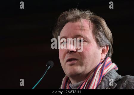 Londra, Regno Unito. 11th febbraio, 2023. Richard Ratcliffe address la folla in un raduno che chiede il rilascio di Julian Assange. È il marito di Nazanin Zaghari-Ratcliffe, che è stato arrestato per sei anni in Iran. Il centro di Emmanuel si è svolto dopo un carnevale notturno per il fondatore di WikiLeaks. A cui hanno partecipato centinaia di oratori, è stato esortato a continuare a sostenere la causa fino a quando Assange non sarà liberato dalla prigione di Belmarsh. Credit: Undicesima ora di Fotografia/Alamy Live News Foto Stock