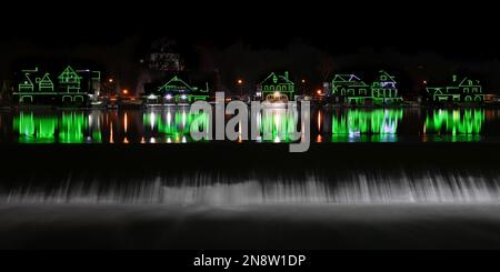 Lo skyline di Philadelphia diventa verde mentre le Eagles di Philadelphia si affacciano sui Kansas City Chiefs nel Super Bowl LVII 52 - vista sulla città e sulla Boathouse Row - grattacieli riflessi nelle boathouses del Delaware River riflesse nel fiume Schuylkill Foto Stock