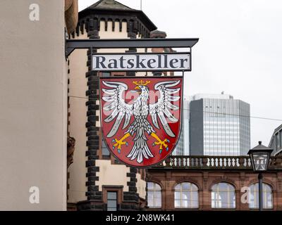 Cartello Ratskeller accanto all'edificio del municipio. Un ristorante storico nel seminterrato della vecchia casa. Tradizione in una città tedesca. Foto Stock