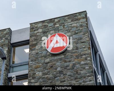 Logo Bundesagentur für Arbeit su un edificio di uffici. Il simbolo dell'agenzia tedesca per l'occupazione è la lettera bianca A in un cerchio rosso. Il logo Jobcenter. Foto Stock