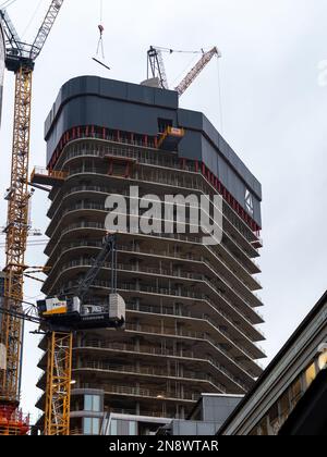 QUATTRO cantieri di Francoforte con gru a torre. Grande progetto di costruzione commerciale nel quartiere finanziario. Ingegneria tedesca in città. Foto Stock