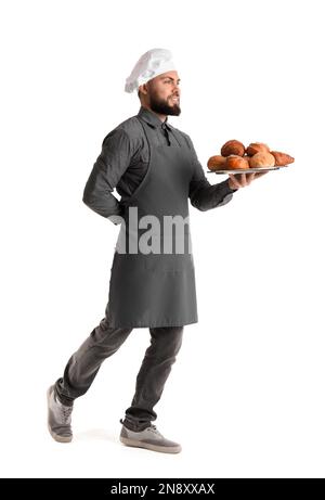 Vassoio porta panettiere maschio con pasticcini su sfondo bianco Foto Stock