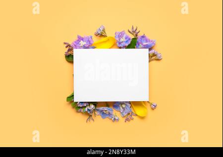 Composizione con cartoncini bianchi, frutta, biscotti e foglie su sfondo  colorato Foto stock - Alamy