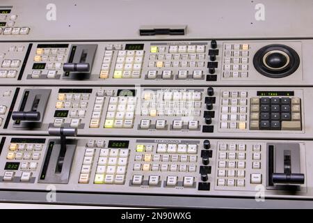 Pannello di controllo con pulsanti su un tavolo in uno studio TV Foto Stock