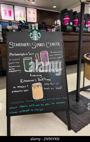 Phoenix, Stati Uniti. 11th Feb, 2023. Un cartello pubblicizza bevande a tema Super Bowl LVII presso un punto vendita Starbucks a Phoenix, Arizona, il 11 febbraio 2023. Il menu' presenta il Philadelphia Sour, il Kansas City Cooler e il Rihanna's Half Time. La partita di campionato della National Football League (NFL) si svolgerà tra il campione della American Football Conference (AFC) Kansas City Chiefs e il campione della National Football Conference (NFC) Philadelphia Eagles allo state Farm Stadium di Glendale, Arizona, il 12 febbraio 2023. (Foto di Samuel Rigelhaupt/Sipa USA) Credit: Sipa USA/Alamy Live News Foto Stock