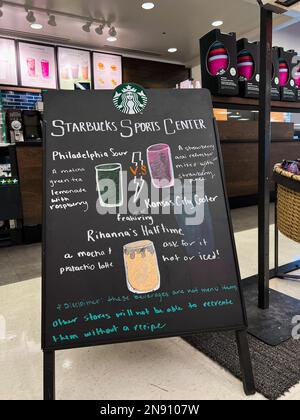 Phoenix, Stati Uniti. 11th Feb, 2023. Un cartello pubblicizza bevande a tema Super Bowl LVII presso un punto vendita Starbucks a Phoenix, Arizona, il 11 febbraio 2023. Il menu' presenta il Philadelphia Sour, il Kansas City Cooler e il Rihanna's Half Time. La partita di campionato della National Football League (NFL) si svolgerà tra il campione della American Football Conference (AFC) Kansas City Chiefs e il campione della National Football Conference (NFC) Philadelphia Eagles allo state Farm Stadium di Glendale, Arizona, il 12 febbraio 2023. (Foto di Samuel Rigelhaupt/Sipa USA) Credit: Sipa USA/Alamy Live News Foto Stock