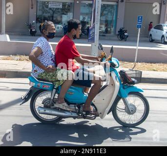 SAMUT PRAKAN, THAILANDIA, 29 2023 GENNAIO, la coppia cavalca in moto per strada. Foto Stock