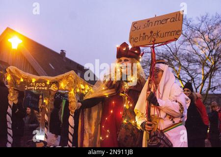 Colonia, Germania. 11th Feb, 2023. Migliaia di partecipanti e osservatori partecipano alla ''Parata dei fantasmi'' di Geisterzug, come parte della tradizionale celebrazione del Carnevale di Colonia, vicino allo Zoo di Colonia, in Germania, il 11 febbraio 2023 (Photo by Ying Tang/NurPhoto).0 Credit: NurPhoto SRL/Alamy Live News Foto Stock