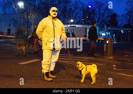 Colonia, Germania. 11th Feb, 2023. Migliaia di partecipanti e osservatori partecipano alla ''Parata dei fantasmi'' di Geisterzug, come parte della tradizionale celebrazione del Carnevale di Colonia, vicino allo Zoo di Colonia, in Germania, il 11 febbraio 2023 (Photo by Ying Tang/NurPhoto).0 Credit: NurPhoto SRL/Alamy Live News Foto Stock