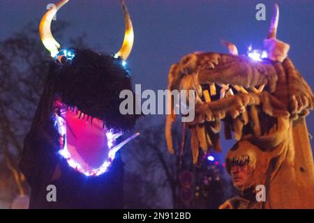 Colonia, Germania. 11th Feb, 2023. Migliaia di partecipanti e osservatori partecipano alla ''Parata dei fantasmi'' di Geisterzug, come parte della tradizionale celebrazione del Carnevale di Colonia, vicino allo Zoo di Colonia, in Germania, il 11 febbraio 2023 (Photo by Ying Tang/NurPhoto).0 Credit: NurPhoto SRL/Alamy Live News Foto Stock