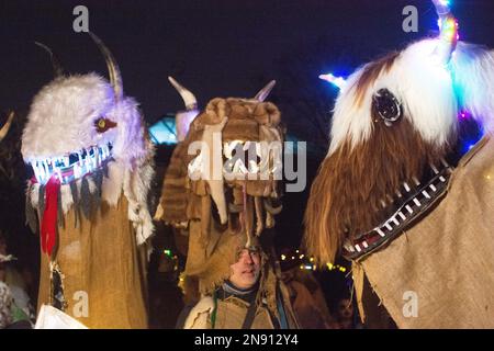 Colonia, Germania. 11th Feb, 2023. Migliaia di partecipanti e osservatori partecipano alla ''Parata dei fantasmi'' di Geisterzug, come parte della tradizionale celebrazione del Carnevale di Colonia, vicino allo Zoo di Colonia, in Germania, il 11 febbraio 2023 (Photo by Ying Tang/NurPhoto).0 Credit: NurPhoto SRL/Alamy Live News Foto Stock