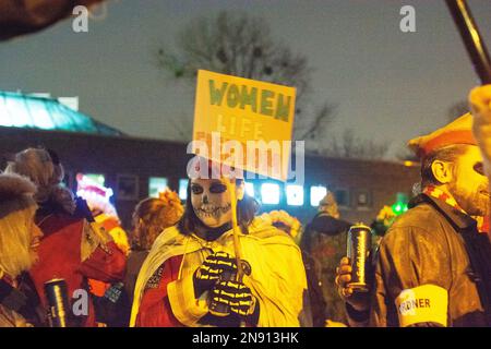 Colonia, Germania. 11th Feb, 2023. Migliaia di partecipanti e osservatori partecipano alla ''Parata dei fantasmi'' di Geisterzug, come parte della tradizionale celebrazione del Carnevale di Colonia, vicino allo Zoo di Colonia, in Germania, il 11 febbraio 2023 (Photo by Ying Tang/NurPhoto).0 Credit: NurPhoto SRL/Alamy Live News Foto Stock