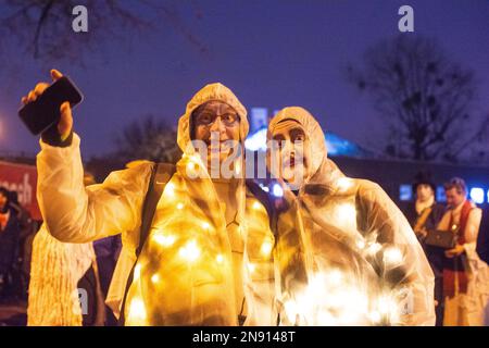 Colonia, Germania. 11th Feb, 2023. Migliaia di partecipanti e osservatori partecipano alla ''Parata dei fantasmi'' di Geisterzug, come parte della tradizionale celebrazione del Carnevale di Colonia, vicino allo Zoo di Colonia, in Germania, il 11 febbraio 2023 (Photo by Ying Tang/NurPhoto).0 Credit: NurPhoto SRL/Alamy Live News Foto Stock