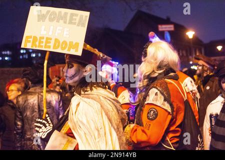 Colonia, Germania. 11th Feb, 2023. Migliaia di partecipanti e osservatori partecipano alla ''Parata dei fantasmi'' di Geisterzug, come parte della tradizionale celebrazione del Carnevale di Colonia, vicino allo Zoo di Colonia, in Germania, il 11 febbraio 2023 (Photo by Ying Tang/NurPhoto).0 Credit: NurPhoto SRL/Alamy Live News Foto Stock