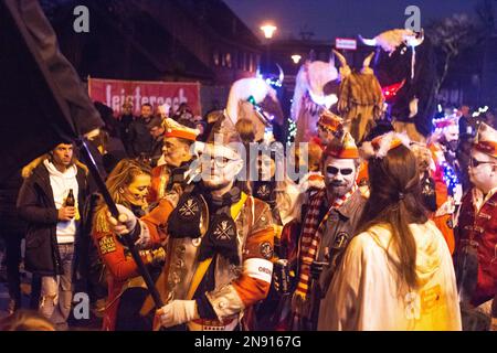 Colonia, Germania. 11th Feb, 2023. Migliaia di partecipanti e osservatori partecipano alla ''Parata dei fantasmi'' di Geisterzug, come parte della tradizionale celebrazione del Carnevale di Colonia, vicino allo Zoo di Colonia, in Germania, il 11 febbraio 2023 (Photo by Ying Tang/NurPhoto).0 Credit: NurPhoto SRL/Alamy Live News Foto Stock