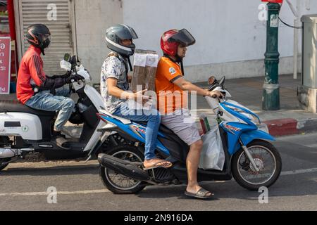 SAMUT PRAKAN, THAILANDIA, 04 2023 FEBBRAIO, trasporto di scatole su una moto Foto Stock