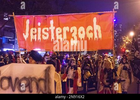 Colonia, Germania. 11th Feb, 2023. Migliaia di partecipanti e osservatori partecipano alla ''Parata dei fantasmi'' di Geisterzug, come parte della tradizionale celebrazione del Carnevale di Colonia, vicino allo Zoo di Colonia, in Germania, il 11 febbraio 2023 (Photo by Ying Tang/NurPhoto).0 Credit: NurPhoto SRL/Alamy Live News Foto Stock