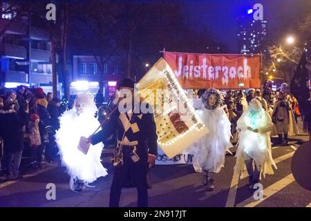 Colonia, Germania. 11th Feb, 2023. Migliaia di partecipanti e osservatori partecipano alla ''Parata dei fantasmi'' di Geisterzug, come parte della tradizionale celebrazione del Carnevale di Colonia, vicino allo zoo di Colonia, in Germania, il 11 febbraio 2023 (Foto di Ying Tang/NurPhoto). Credit: NurPhoto SRL/Alamy Live News Foto Stock