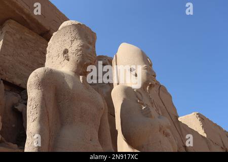 Antiche statue egiziane al tempio di Karnak a Luxor, Egitto Foto Stock